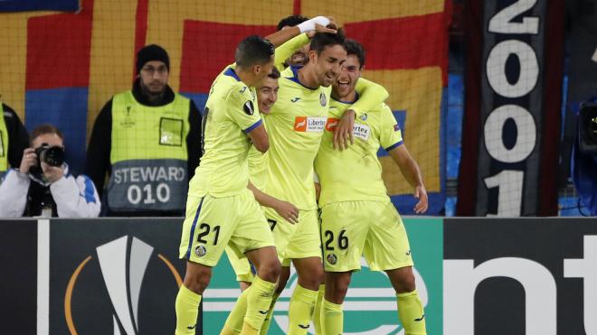 Mata celebra con sus compañeros su gol en Basilea.