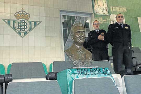 El busto de Lopera, en el derbi de 2007, delante de donde se sentaba Del Nido.