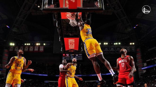 Eric Paschall anota para los Warriors en la derrota en la NBA frente a los Rockets (Foto: @warriors)