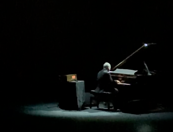 Lucas Ocampos acude a un concierto de piano.