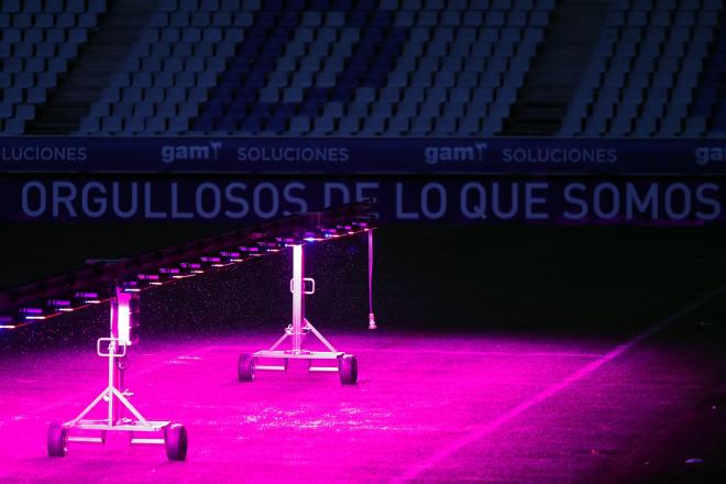 Peculiar imagen del césped del Carlos Tartiere con el uso de las lámparas LED (Foto: RO).