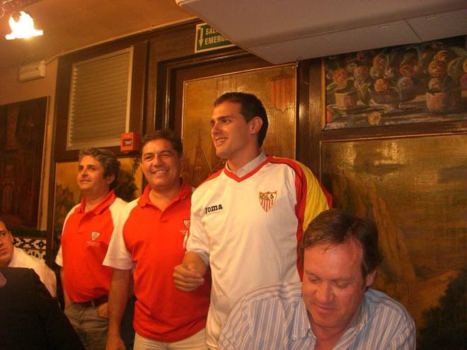 Albert Rivera posa con la camiseta del Sevilla FC.