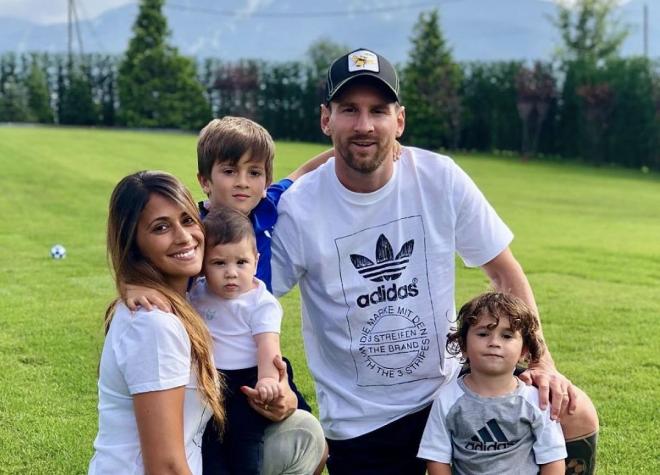 Leo Messi, Antonela Roccuzzo y sus hijos en el jardín de su casa.