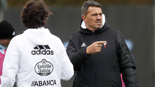 Óscar García da instrucciones en su primer entrenamiento con el Celta (Foto: RCCV).