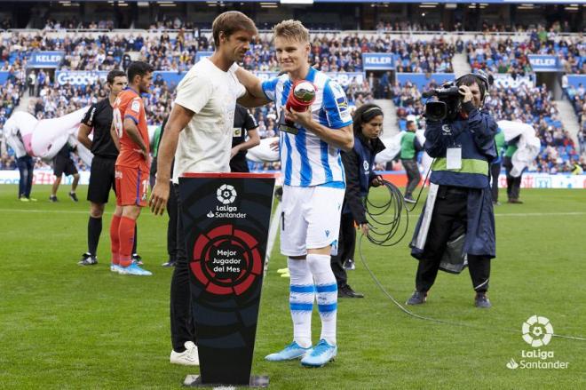 Xabi Prieto entrega el premio del jugador del mes a Odegaard (Foto: LaLiga).