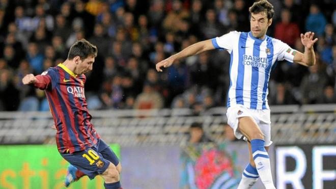 Xabi Prieto presiona a Messi en un Real Sociedad-Barça.