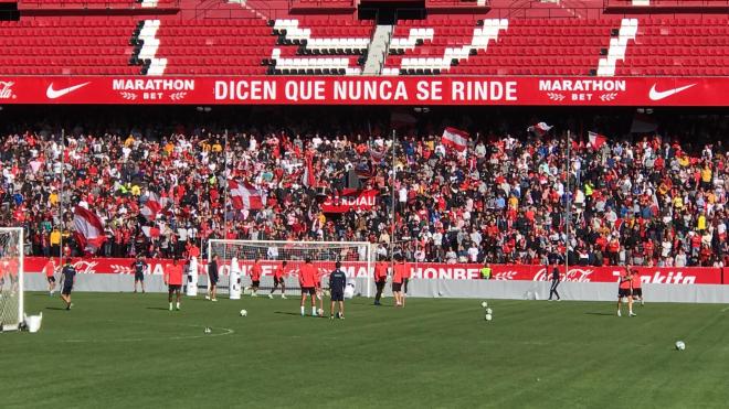 Afición del Sevilla FC antes del derbi (Foto: Kiko Hurtado).