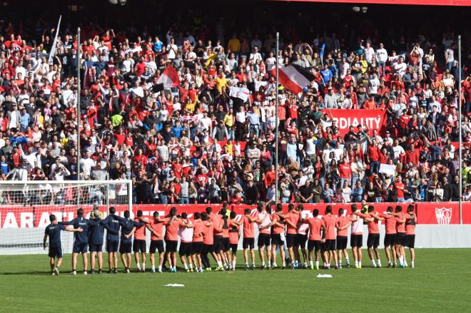 La afición canta el himno ante la plantilla del Sevilla FC (Foto: Kiko Hurtado).