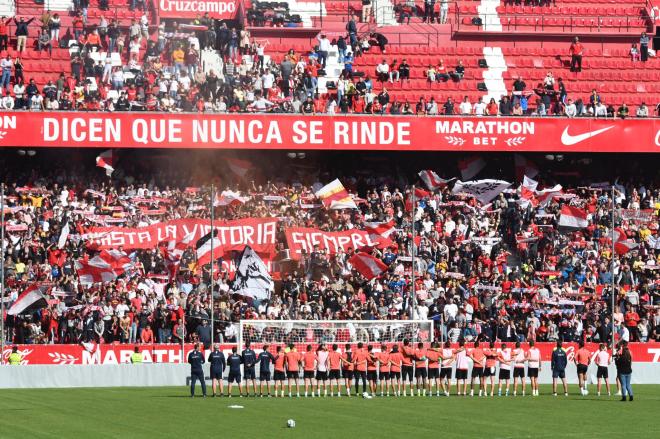 Afición y plantilla del Sevilla FC, antes del derbi (Foto: Kiko Hurtado).