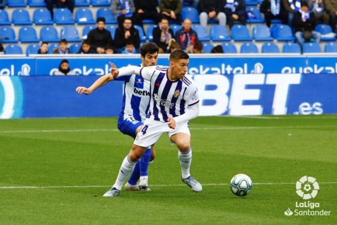 Alcaraz se lleva un balón durante el Alavés-Real Valladolid (Foto: LaLiga).