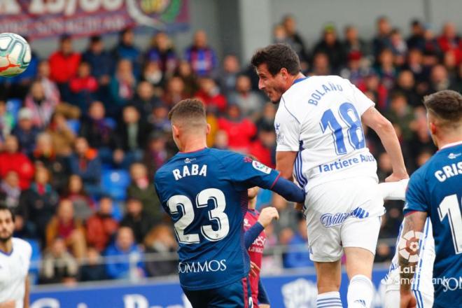 Christian Fernández cabecea el balón para anotar el tanto del Oviedo ante el Huesca (Foto: LaLiga).