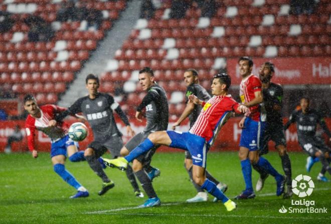 Cristian Salvador intenta despejar un balón en el área del Sporting (Foto: LaLiga).