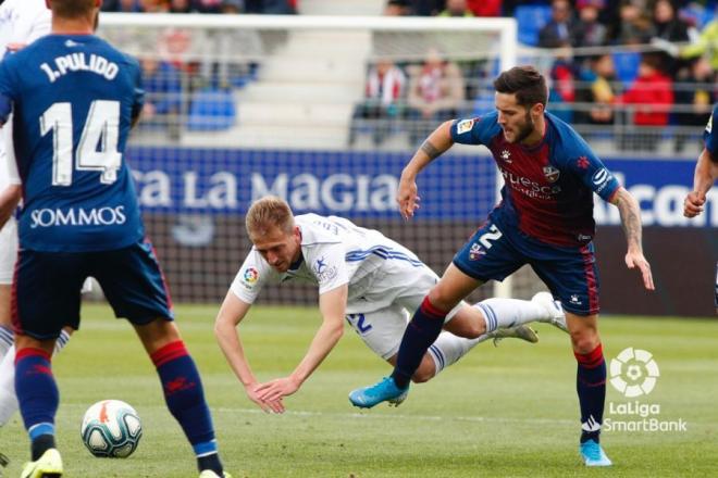 Edu Cortina cae al césped durante un lance del Huesca-Real Oviedo (Foto: LaLiga).