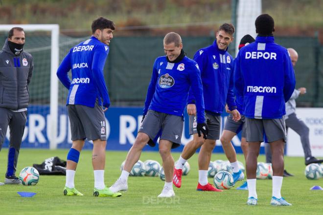 Varios jugadores del Deportivo durante un entrenamiento en Abegondo (Foto:RCD)