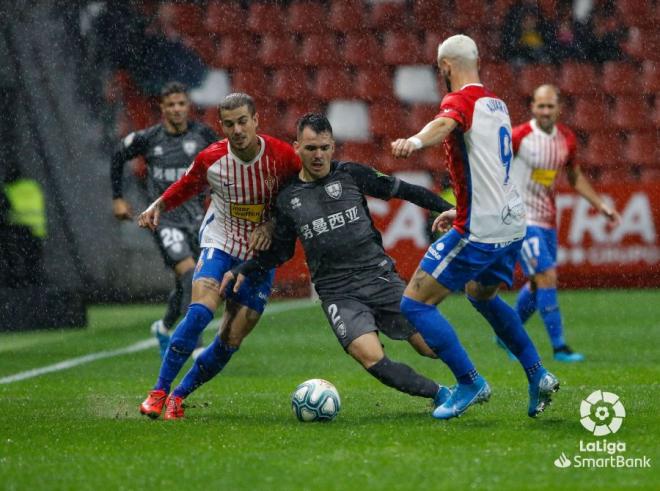 Isma Cerro y Álvaro Vázquez presionan al rival (Foto: LaLiga).