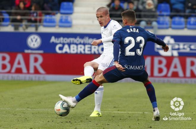 Lolo González pelea por un balón en el Huesca-Real Oviedo (Foto: LaLiga).