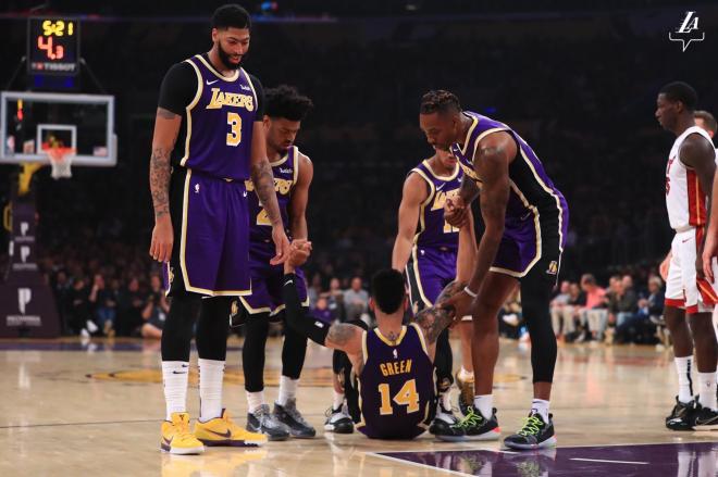 Los jugadores de Los Angeles Lakers ayudan a levantarse a Danny Green (Foto: LA Lakers).