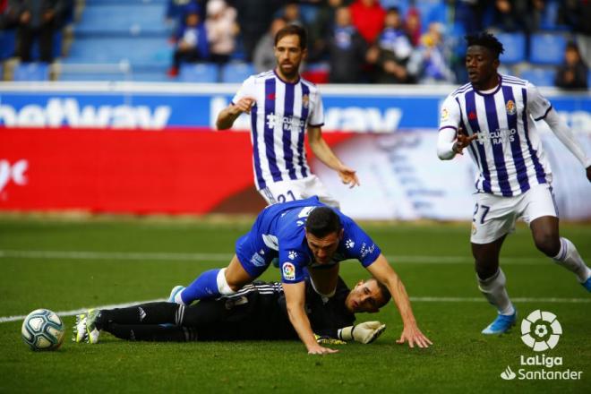 Lucas Pérez cae sobre Masip durante el Alavés-Real Valladolid (Foto: LaLiga).