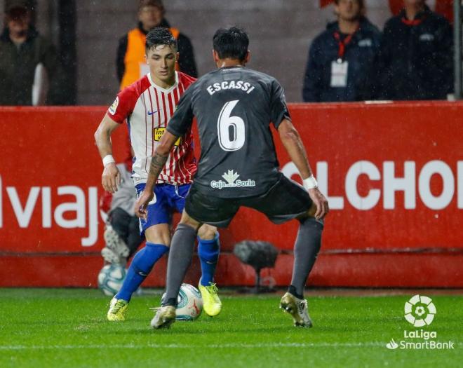 Manu García intenta mantener la posesión del esférico ante la presión del jugador rival (Foto: LaLiga).