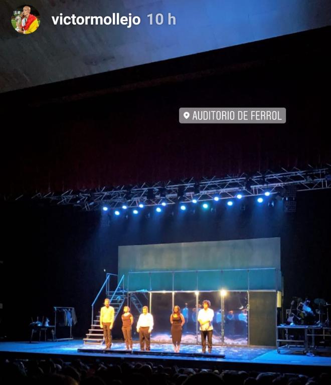 Elenco de actores de la obra teatral 'Fariña' en el auditorio de Ferrol retratados por Víctor Mollejo (@victormollejo)