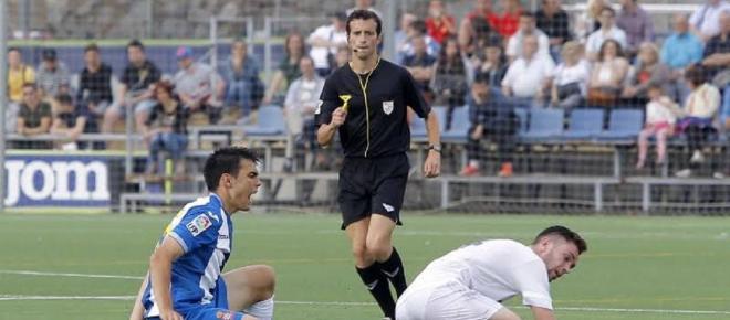 Óscar Sauleda Torrent arbitrando un partido del Espanyol (Foto: Federación Catalana de Fútbol).