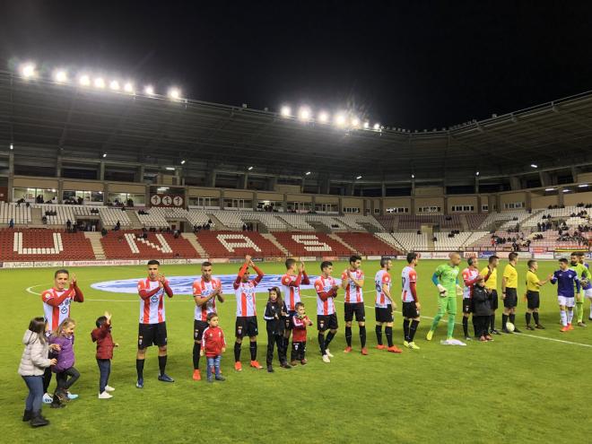 Los jugadores de la UD Logroñés y del Real Valladolid Promesas, antes del partido en Las Gaunas (Foto: UD Logroñés).