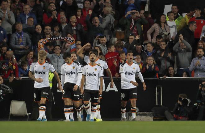 Los jugadores del Valencia celebran el tanto de Wass al Granada (Foto: David González).