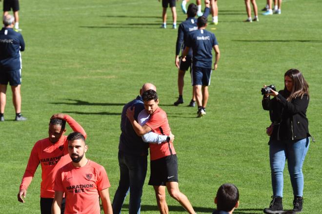 Monchi se abraza con Jesús Navas en el entrenamiento del Sevilla previo al derbi contra el Betis (Foto: Kiko Hurtado).