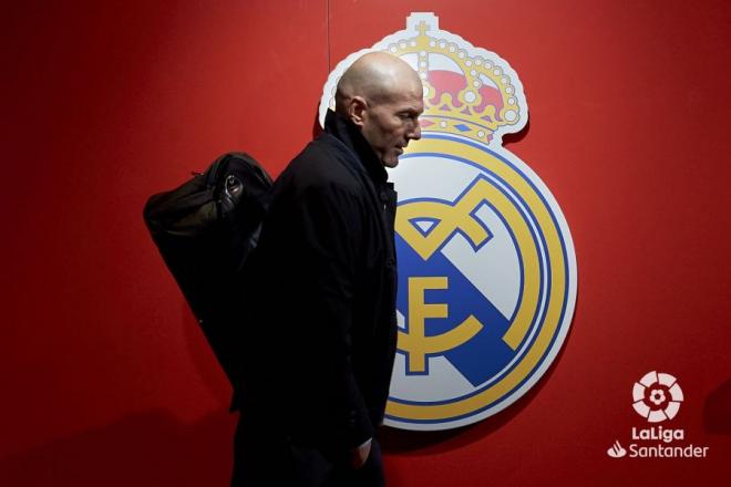 Zinedine Zidane entra en el estadio de Ipurúa (Foto: LaLiga Santander).