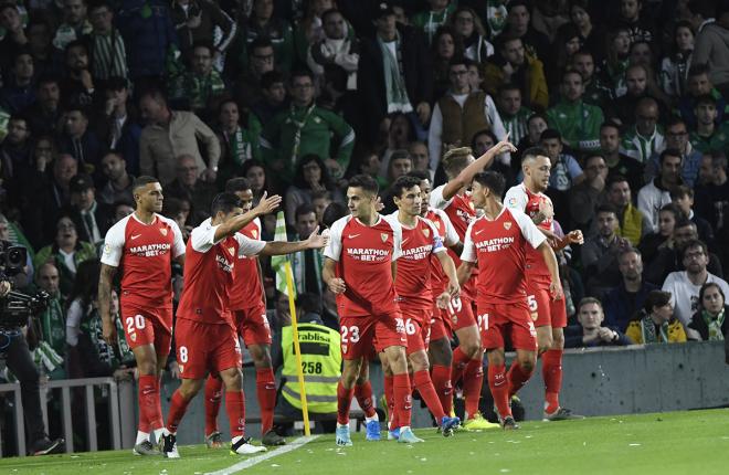 Los jugadores del Sevilla celebran un gol en el derbi (foto: Kiko Hurtado).