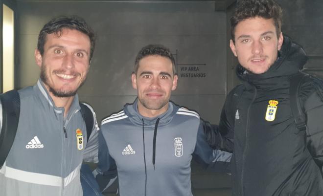 Adrián, junto a Christian Fernández y Borja Sánchez tras el Huesca-Oviedo.