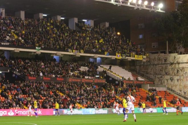 La afición del Cádiz llenó las gradas de Vallecas