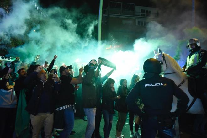 Llegada de la afición del Betis (foto: Kiko Hurtado).