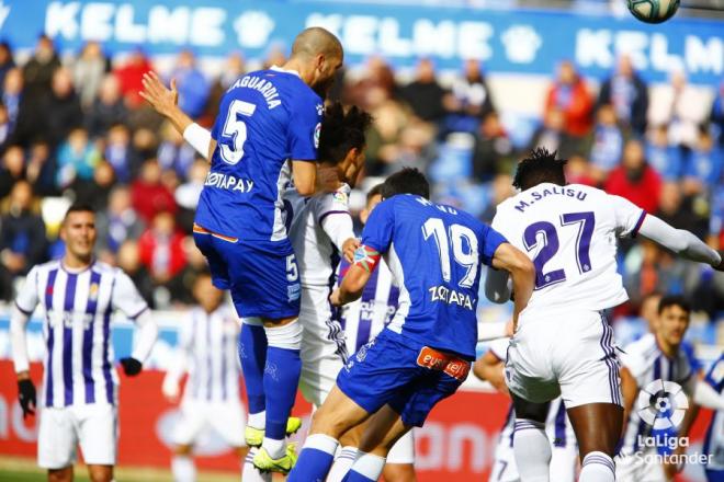 Laguardia remata un córner en contra del Real Valladolid.
