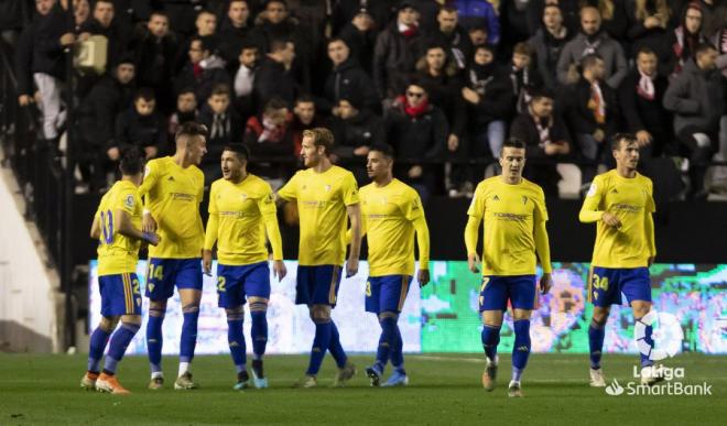 Los jugadores del Cádiz celebran su gol en Vallecas (Foto: LaLiga).