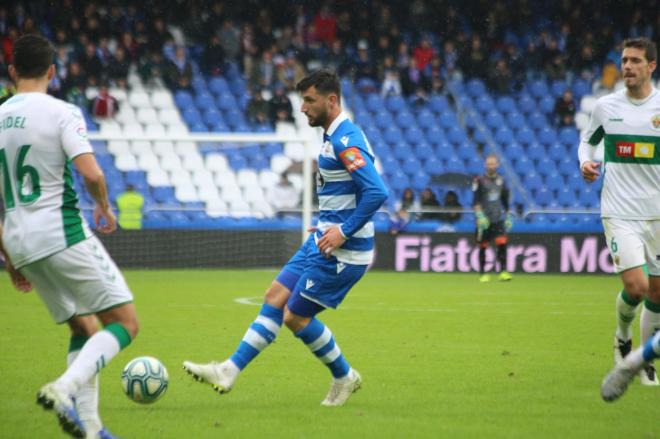 Borja Valle conduce un balón en el partido ante el Elche (Foto: Iris Miquel).