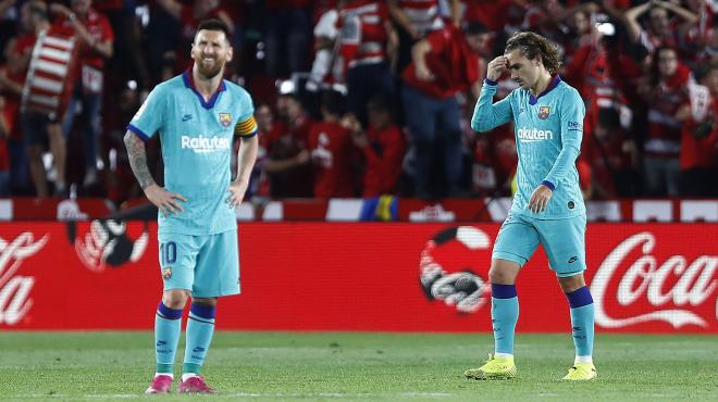 Messi y Griezmann, lamentándose tras la derrota ante el Granada.