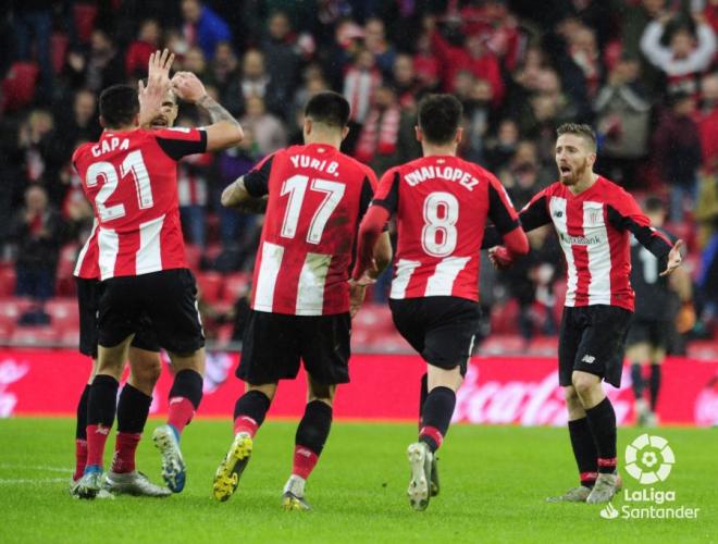 Los rojiblancos corren a celebrar con Muniain su gol (Foto: LaLiga).