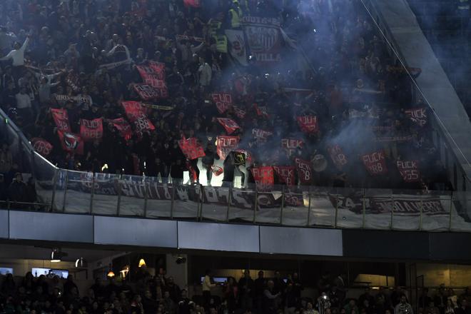 Aficionados del Sevilla en el Villamarín en el derbi contra el Betis (Foto: Kiko Hurtado).