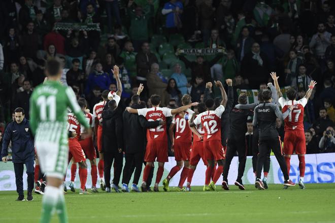 Los jugadores del Sevilla FC celebran la victoria en el derbi junto a la afición (Foto: Kiko Hurtado).