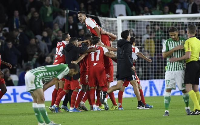Los jugadores del Sevilla celebran la victoria en el derbi ante el Betis (Foto: Kiko Hurtado).