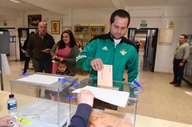 Votante bético introduciendo su voto para el Senado (Foto: Kiko Hurtado).