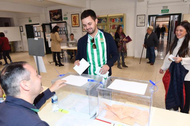 Votante bético introduciendo su voto para el Congreso (Foto: Kiko Hurtado).