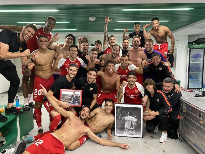 Los jugadores del Sevilla celebran el triunfo en el derbi contra el Betis con fotos de Puerta y Reyes (Foto:@olitorres10).
