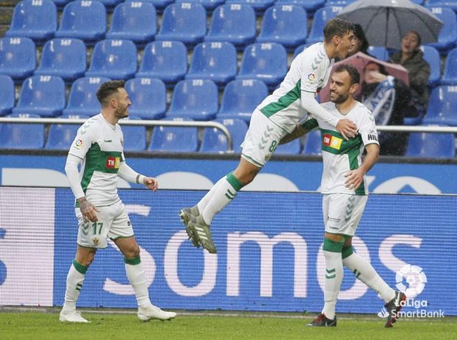 Gonzalo Verdú celebra su gol ante el Dépor junto a sus compañeros (Foto: LaLiga).