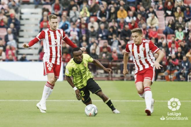 James Igbekeme, durante un lance del Almería-Real Zaragoza (Foto: LaLiga).