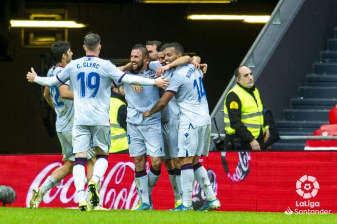 El Levante celebra el gol en San Mamés. (Foto: LaLiga)