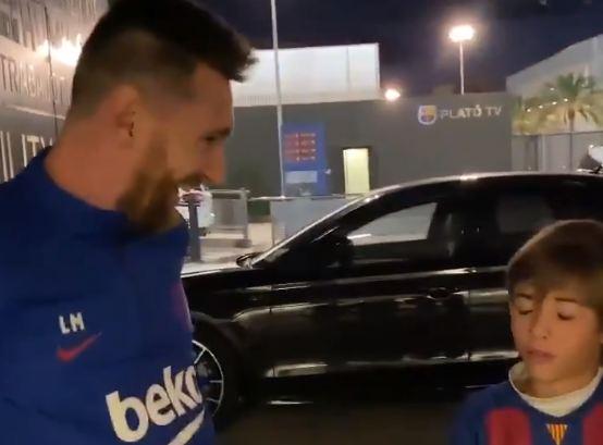 Messi, junto al joven aficionado.
