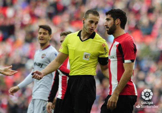 Raúl García conversa con el árbitro Alberola Rojas (foto: LaLiga).