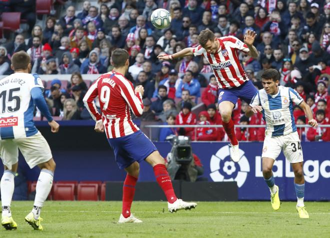 Saúl pugna por un balón aéreo (Foto: Atlético de Madrid).